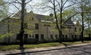 Viens no Lielpājas ielas Nr. 40 rindu māju grupas (1926 – 1927, P. Dreijmanis) 11 korpusiem. Skats no Liepājas ielas, 2009. g.