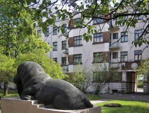 Riharda Maura (1888 – 1966) baseina skulptūra «Ūdenszirgs» (1930) J. Asara ielas 15 (1928 – 1929, O. Tīlmanis) nama pagalmā, 2009. g.