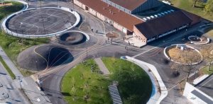 “Kokedāle pielāgojas klimatam”. 2011–2018. Dānijas pilsētā realizēta lietusūdeņu novadīšanas, attīrīšanas un otrreizējas izmantošanas sistēma, radot rotaļu un atpūtas vietas
