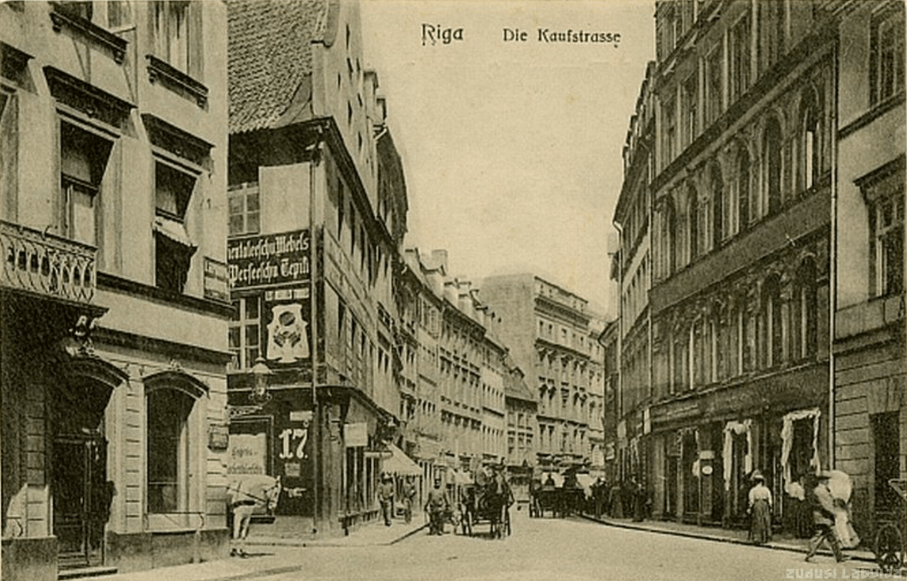 Tirgoņu un Krāmu ielas stūris 20. gs. sākumā. Attēls – Latvijas Nacionālā bibliotēka