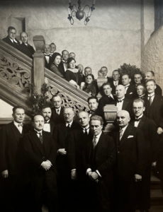 Foto no Latvijas Arhitektūras muzeja arhīva – Latvijas Arhitektu biedrības sanāksme, Zviedru vārtu atklāšana, 1928. gads 10. novembris.