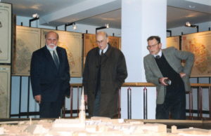 Vecrīgas reģenerācijas projekts, makets, un tā autori Edgars Pučiņš, Andrejs Holcmanis un Edvīns Burkovskis. 2003. Foto: Latvijas Arhitektūras muzejs